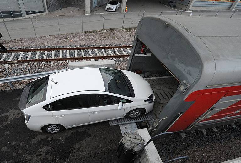 Жд перевозка автомобиля сеткой из Хабаровска в Екатеринбург
